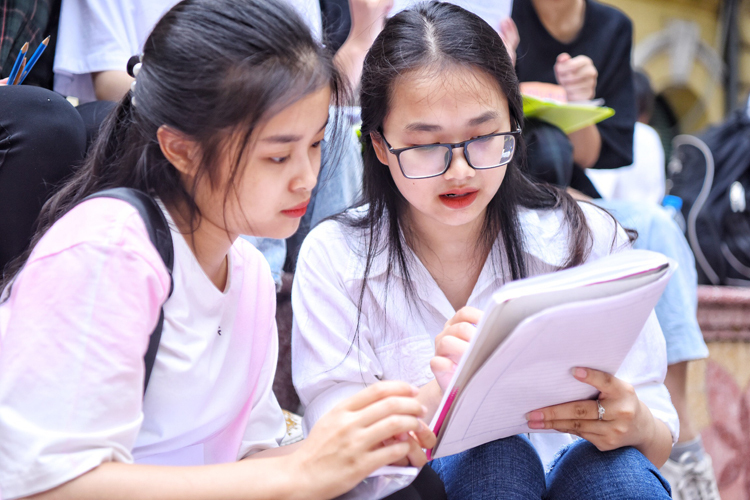 Đề thi thử Tốt nghiệp THPT môn Ngữ văn năm 2023-2024 trường THPT Âu Cơ